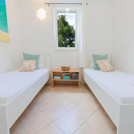 - Comfort Two-bedroom D5 Apartment Lumbarda