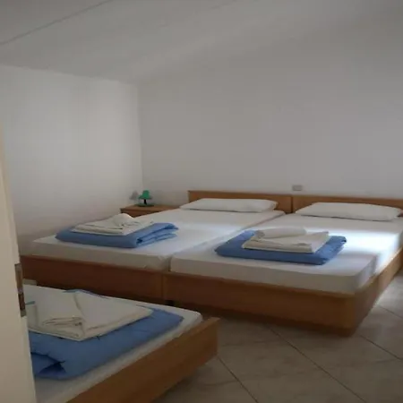 - Comfort Two-bedroom D5 Apartment Lumbarda